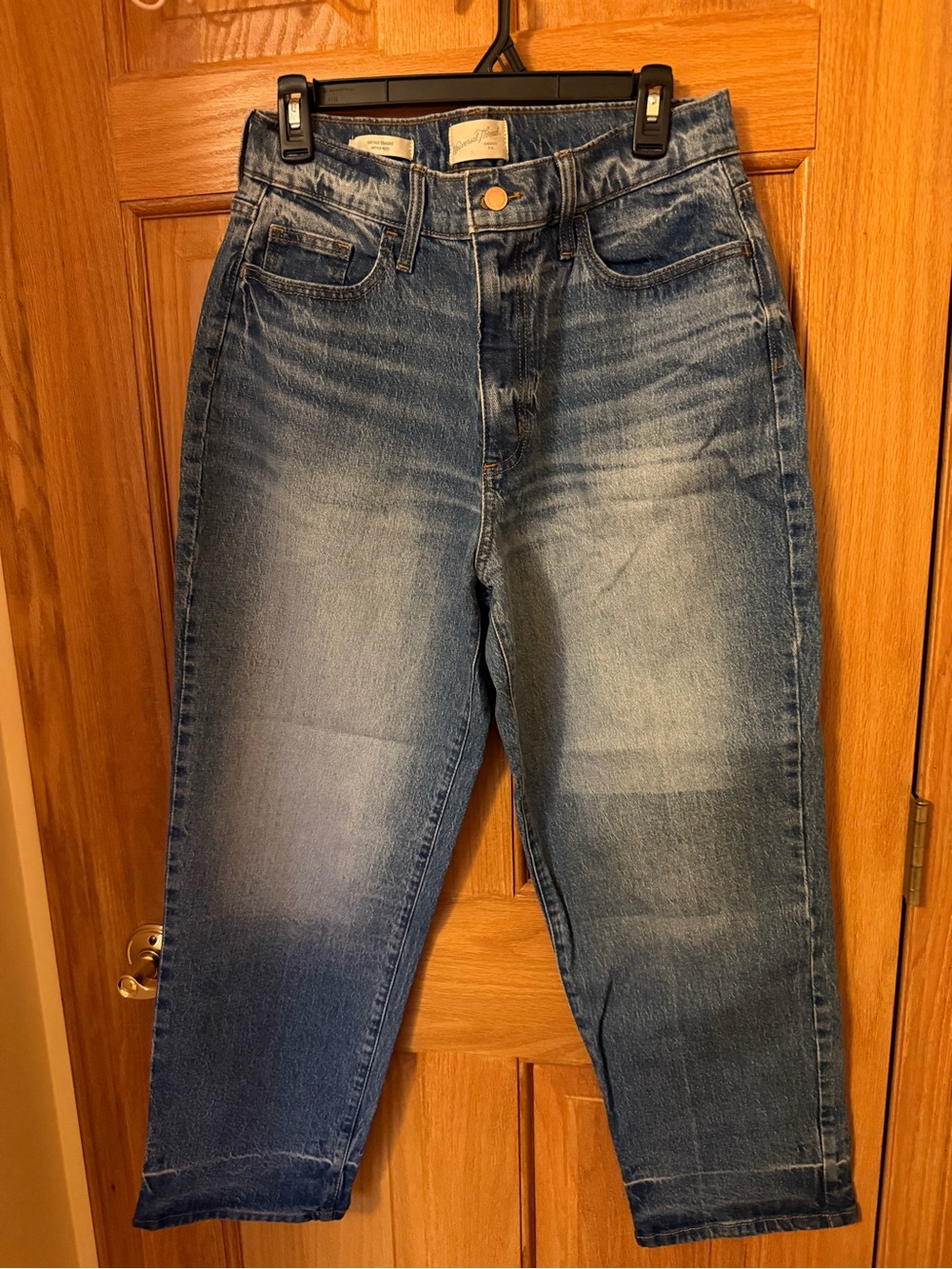 Universal Thread Women’s Vintage Straight-Leg Washed Blue Jeans